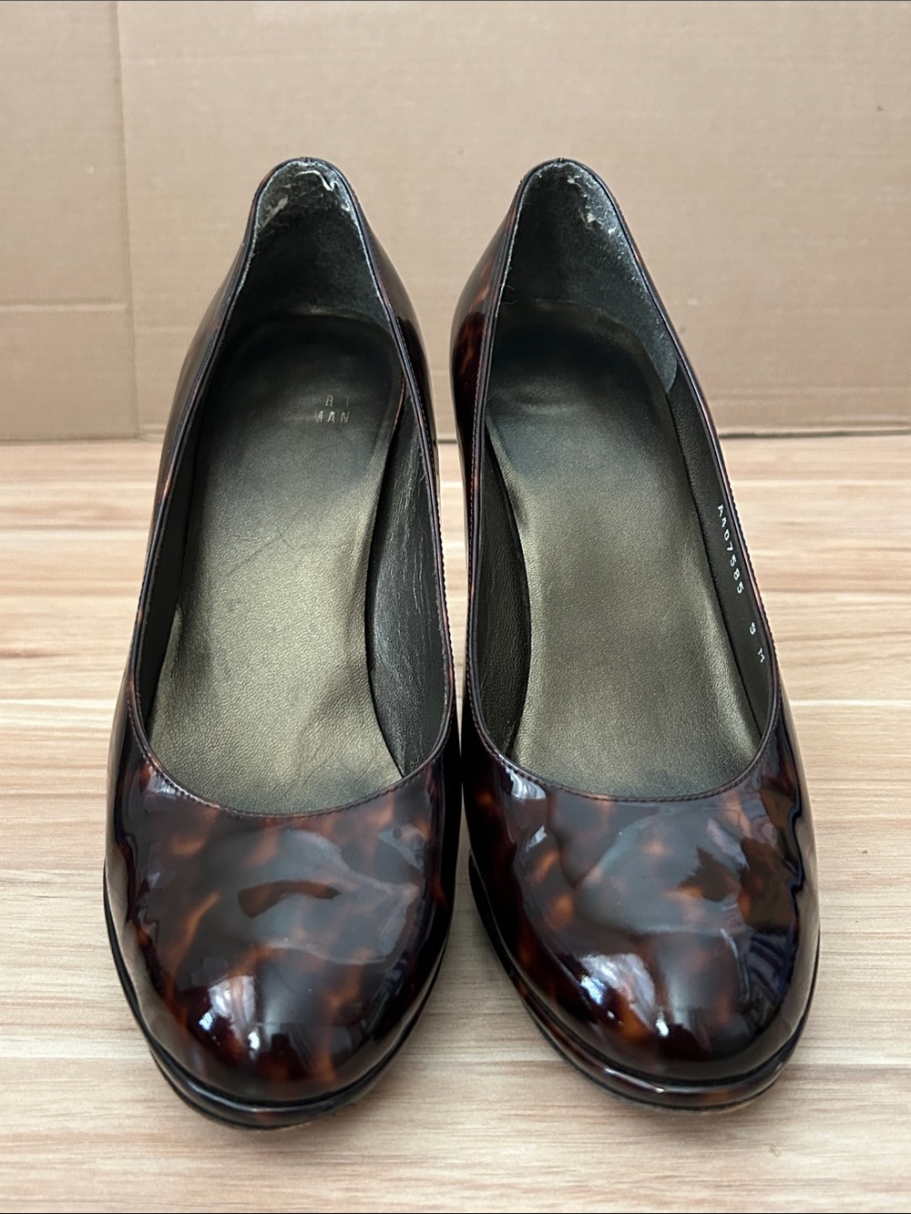 Stuart Weitzman Tortoiseshell Patent Round-Toe Heels - Brown/Black glossy finish